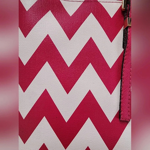 White Pink Boat Shape Beach Travel, Vacation Shoulder Bag Metal Hardware - Picture 5 of 16